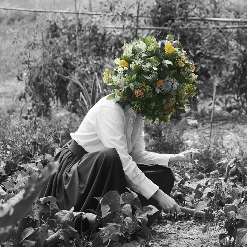 Kobieta z głową z kwiatów